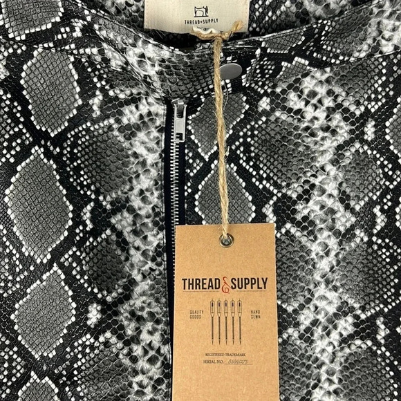 Thread & Supply Vegan Leather Snakeskin Print Zip Front Skirt Size XL NWT Black - Picture 4 of 14